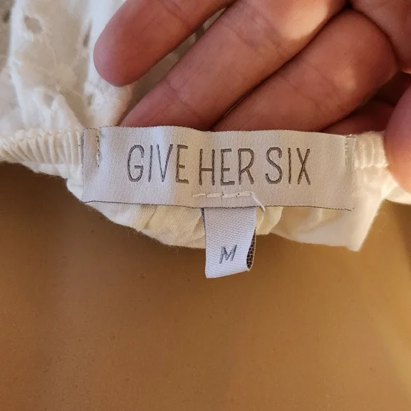 Elegant White Eyelet Dress - Picture 3 of 3